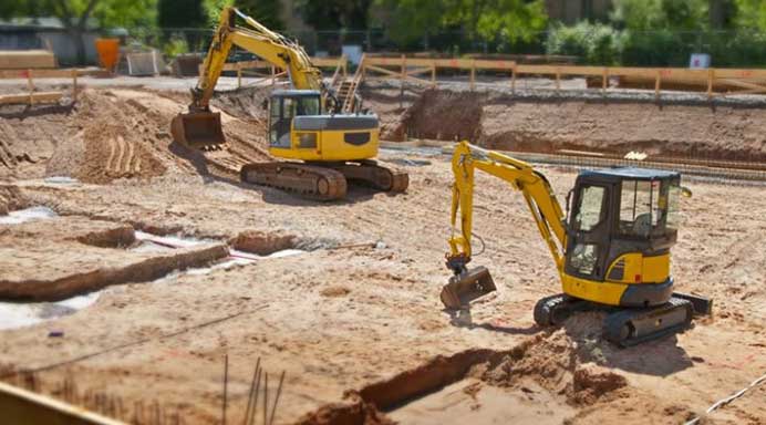 Hamilton Earthmoving - Digger in action